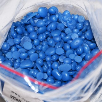 Včelí vosk - modré pelety - 500 g, včelí vosk, voskové pelety, výroba svíček, dekorace, včelařské potřeby