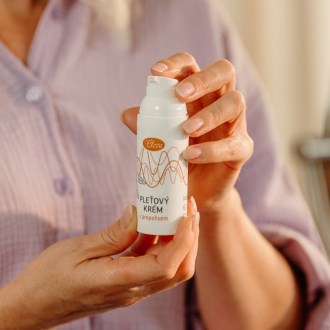 pleťový krém s propolisem 50 g, druhý pohled, jemná textura, péče o pleť, propolis