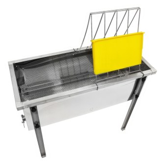 odvíčkování plástů, odložení rámků, vybavení medárny